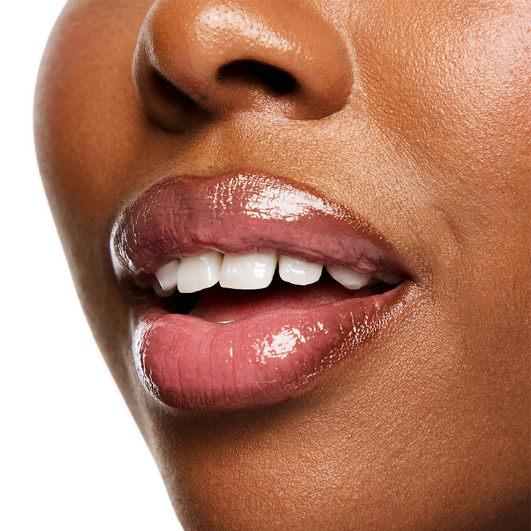 Close up of woman&rsquo;s glossy lips after using the Mary Kay Lip Oil